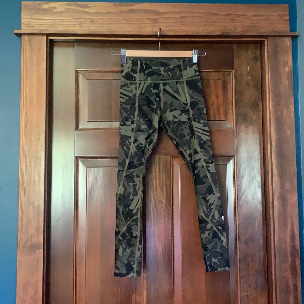Lululemon cropped workout leggings